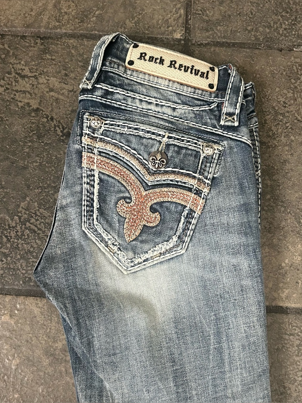 Rock Revival Eustis Capri Embroidered Embellished Jeans Thick Stitching 25